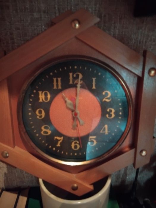 Настенные часы времен СССР