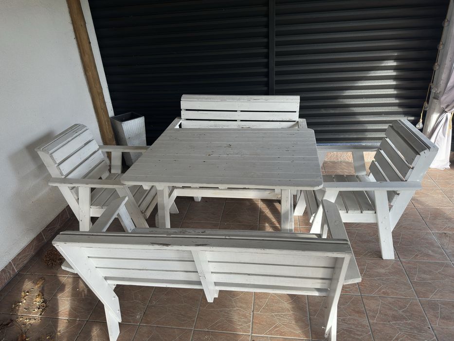Zestaw drewnianych mebli ogrodowych (stol + krzesla)