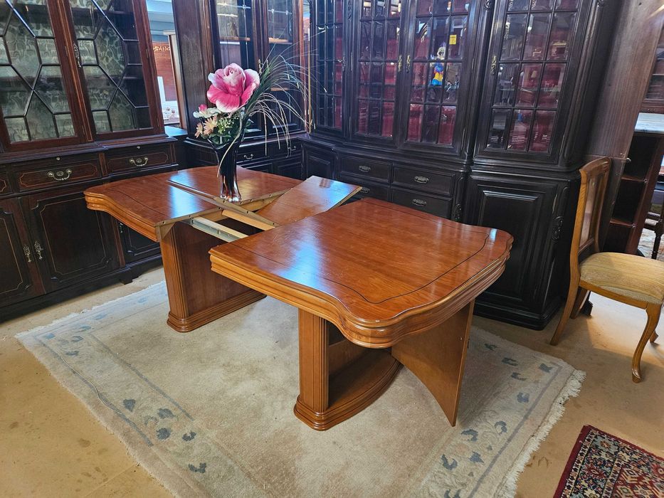 Extendable Wooden Table – Very Good Overall Condition