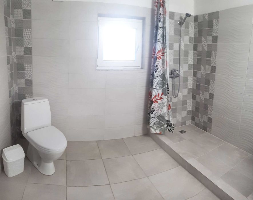 Біля термального басейну на 1-му поверсі 2-х кімнатна квартира.