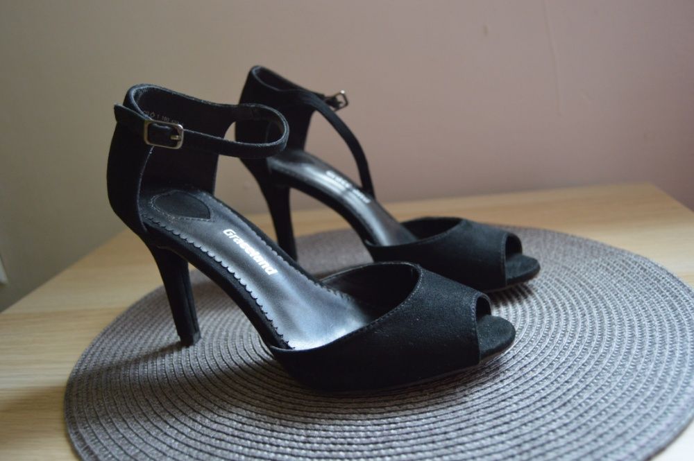 szpilki czarne buty na obcasie zamszowe
