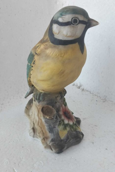 Pássaros em biscuit pintados à mão