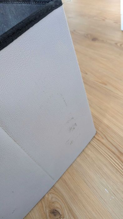 Cubo de arrumação cinzento com assento – funcional e resistente