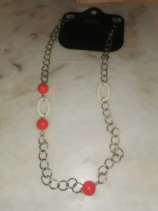 Colar em metal prateado e laranja e branco Lefties