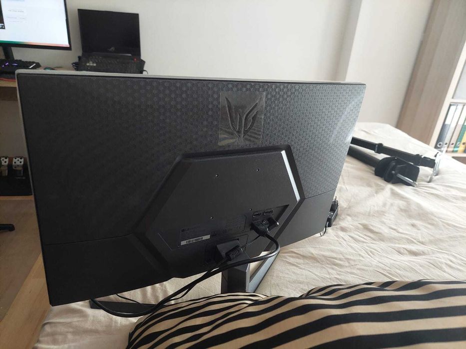 Monitor Lg Ultragear 180hz 24' FHD IPS ( Suporte adicional por 10 euros )