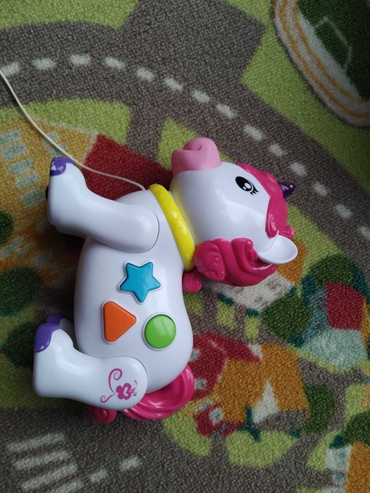 Grający kucyk na kółkach