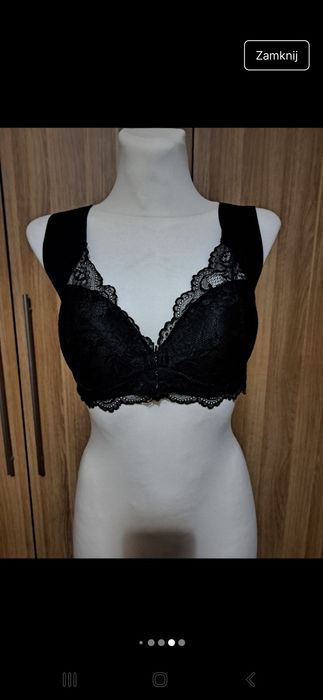 Czarny biustonosz bezszwowy.