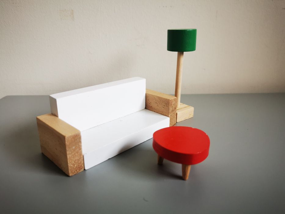 Brinquedos miniatura em madeira para casa de bonecas