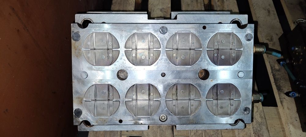 Forma wtryskowa na narożnik osłonowy pod taśmę PP