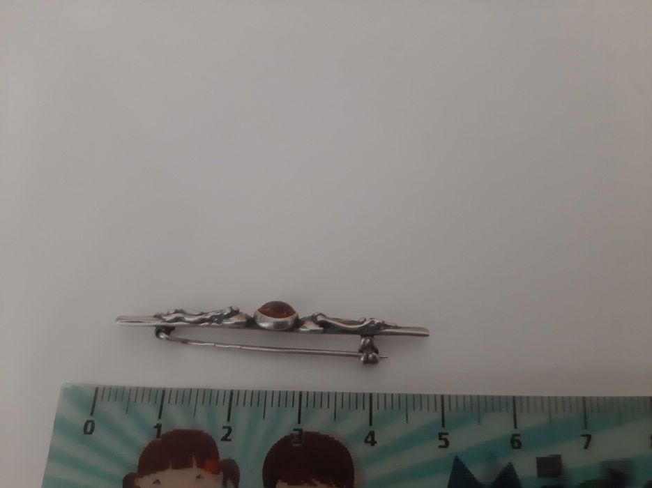 Stara srebrna broszka z bursztynem