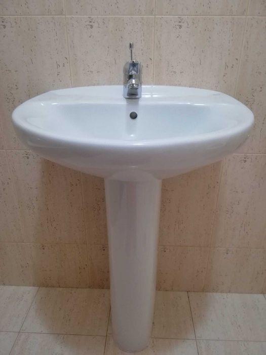 Lavatório com coluna em cerâmica WC Roca