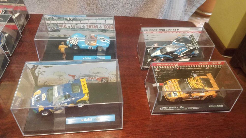 50 Carros de colecção 1:43 em metal