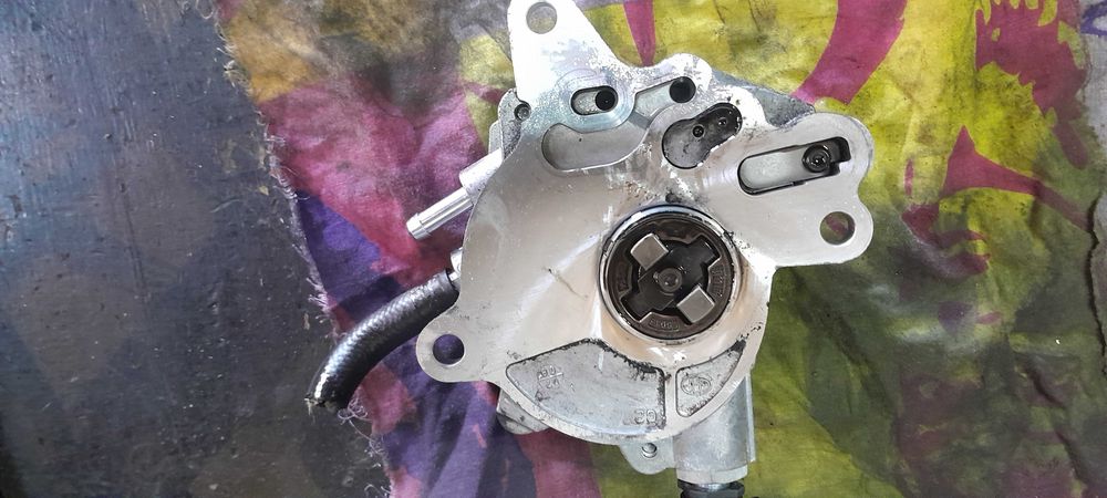 Vacum pompa BOSCH  do silnika 2.0TDI VW Passat B6 Golf V