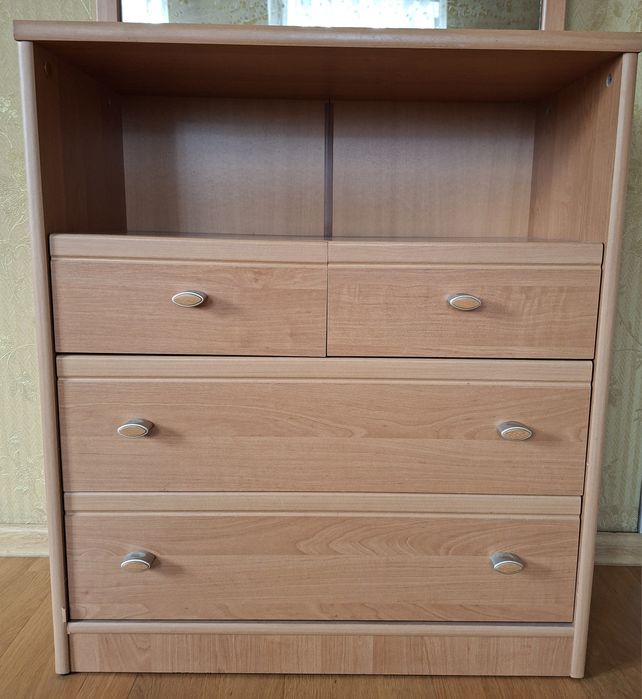 Комод та навісне дзеркало