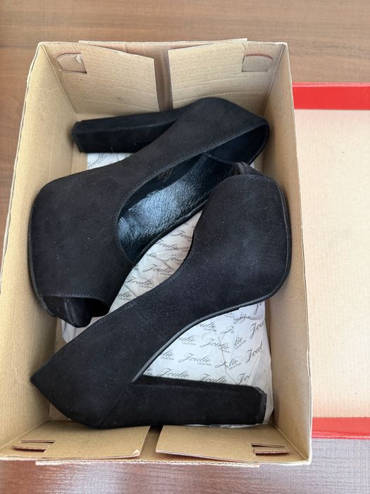 Туфлі на каблуку