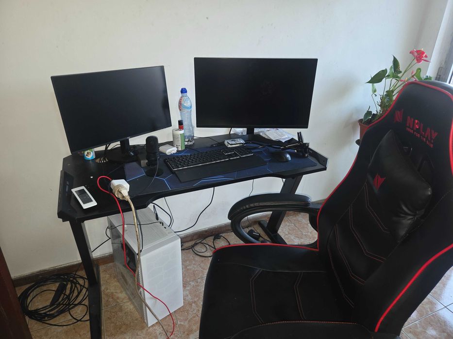 PC Gaming com monitore e cadeira