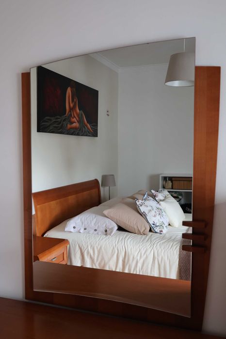 Conjunto de Mobília de Quarto – Cómoda, Camiseiro, Mesinhas de Cabeceira, Cabeceira e Espelho
