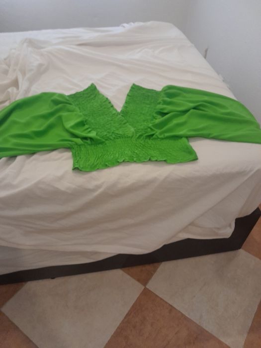 Blusa de cetim de senhora