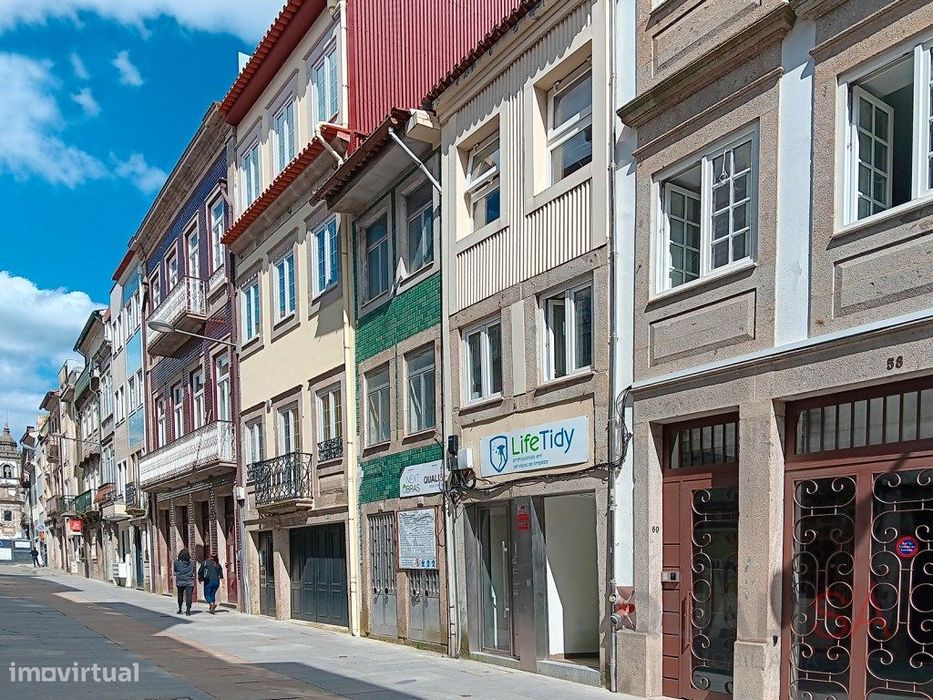 Apartamento T1 novo, equipado, mobilado e com logradouro no centro ...