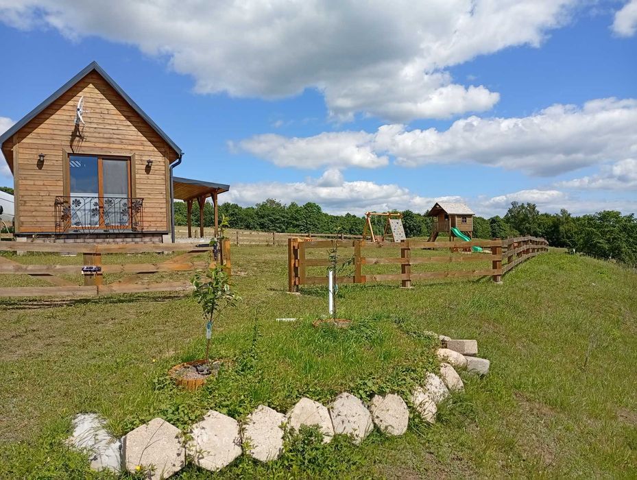 Domek nad jeziorem Rospuda z linią brzegową na WAKACJE