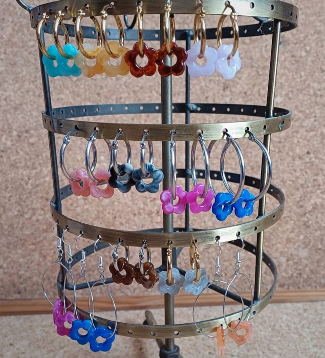 Brincos. Novos.
Cada par 2,25€.
Mais modelos disponíveis nas fotos.