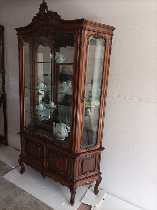Vitrine moderna em otimo estado