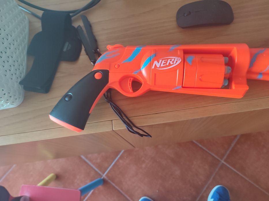 Pistola Nerf laranja com listas azuis