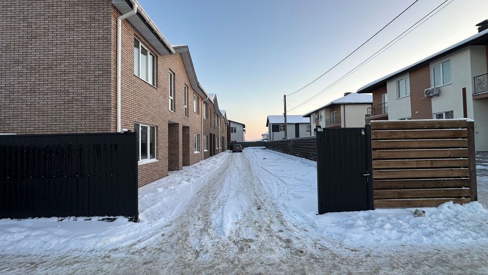 Таунхаус, Стоянка біля садочку.