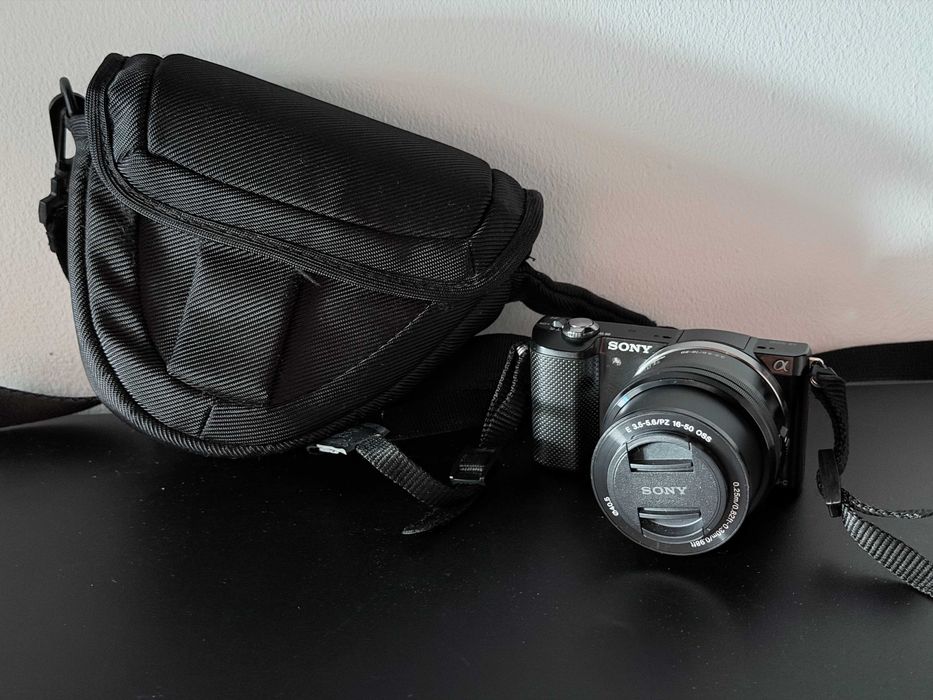 Sony A5000 + obiektyw kitowy 16–50 mm + torba + 2 baterie