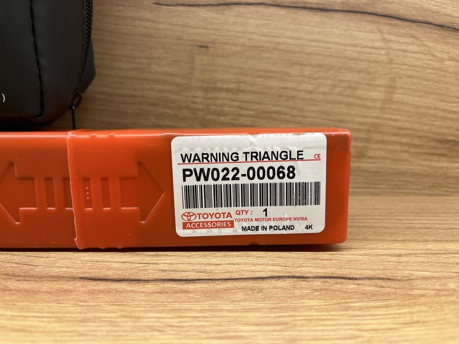 Apteczka samochodowa trójkąt ostrzegawczy Toyota- nowa!