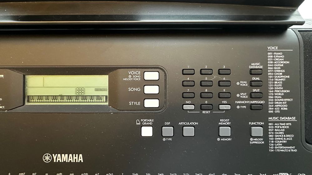 Teclado Yamaha PSR-E373 + Suporte + Banco Acolchoado Boston