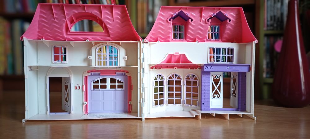 Casa de bonecas que abre e fecha
