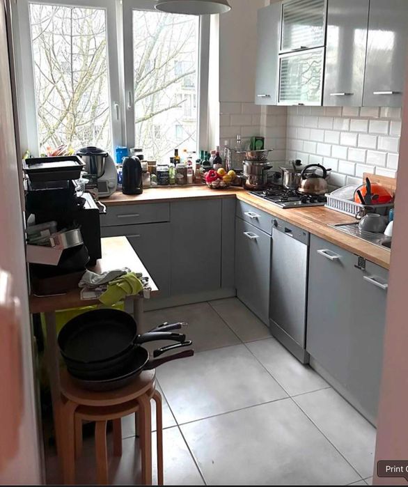 duży pokój z balkonem w mieszkaniu na mokotowie