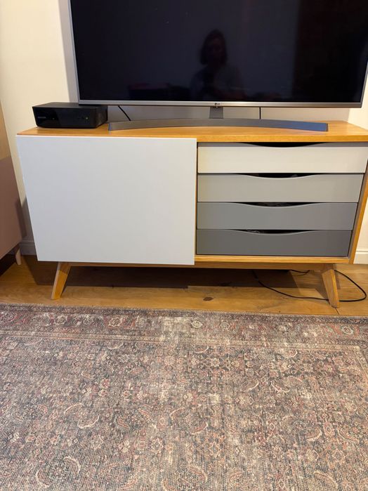 Komoda z jasnego drewna na nozkach szare fronty wymiary  127 x70 cm