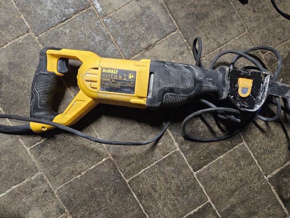 Piła szablasta lisi ogon DeWALT DWE305 QS