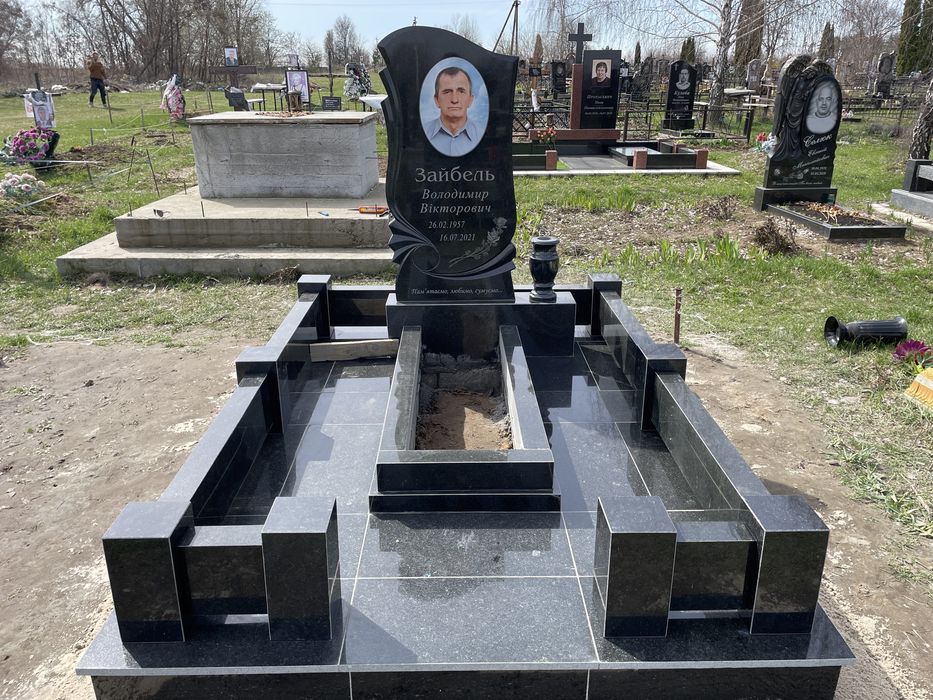 Установка монтаж Памятников , укладка плитки, бетонировка , демонтаж.