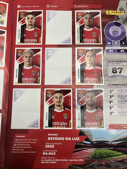 Caderneta Panini Futebol 2025/26 com 195 Cromos Colados (40%)