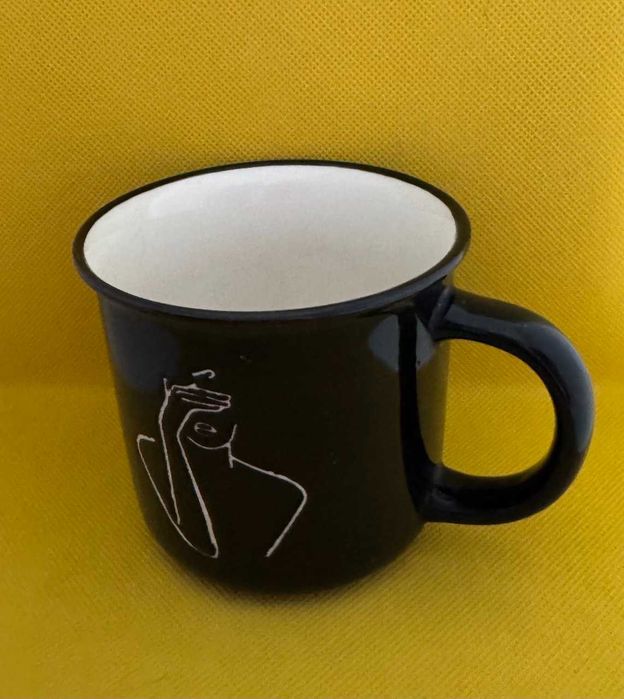 Стильна чашка Vittora Lady in black чорна, мінімалізм