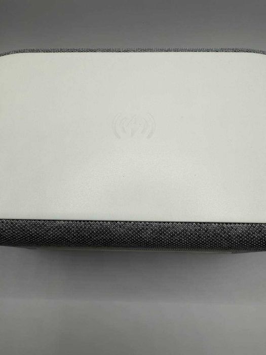 Годинник з LED-дисплеєм, термометром і бездротовою зарядкою