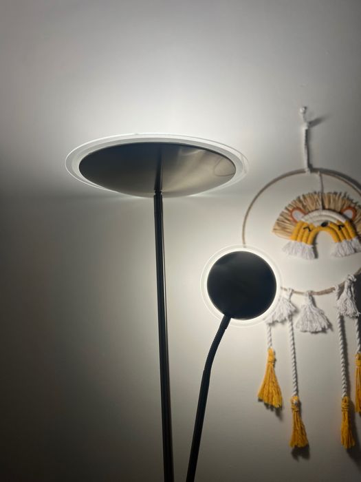 Stojąca srebrna lamp