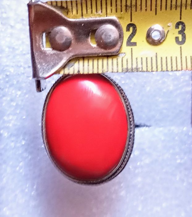 Anel com coral vermelho.