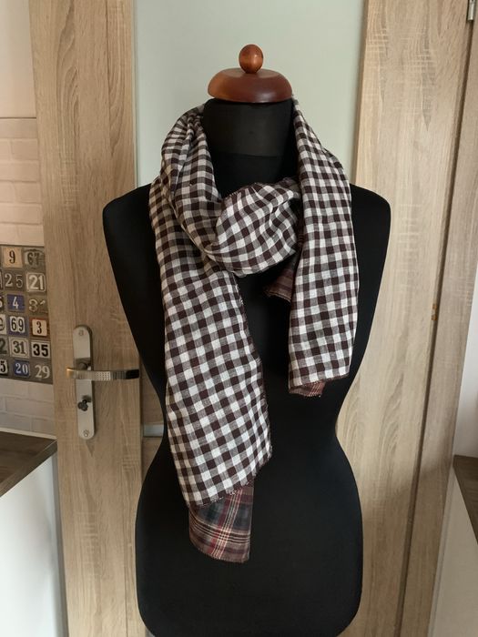 Brązowy szal w kratę