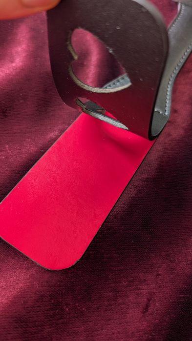 Черная кожанная плётка красное сердце хлопушка для дрессировки