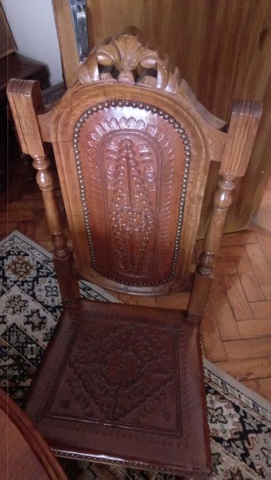 Mesa em madeira + 4 cadeiras revestidas a couro