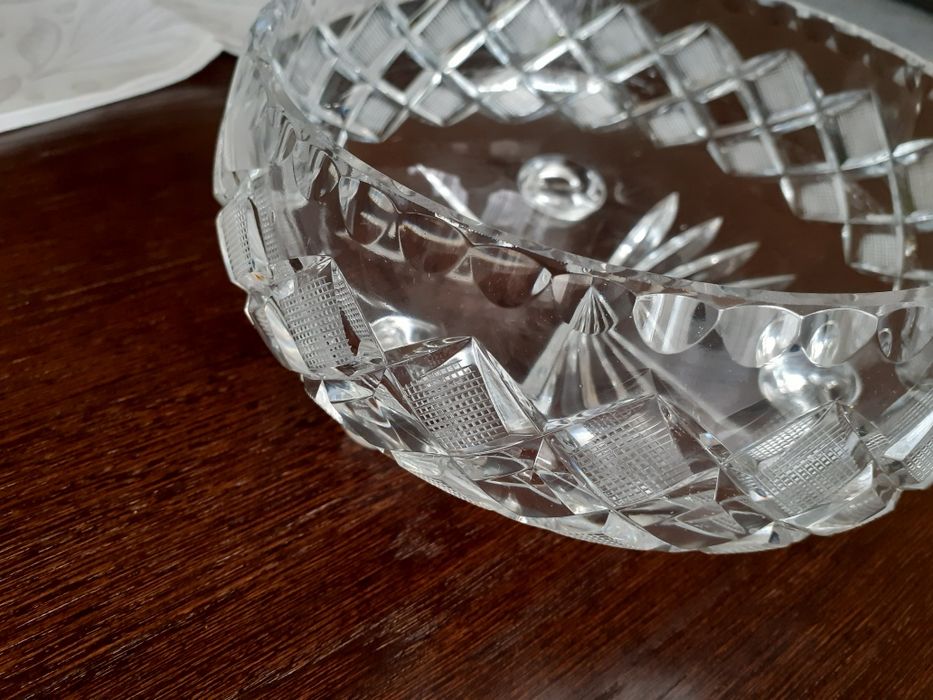 Kryształowa  bombonierka na trzech nóżkach z czasów PRL