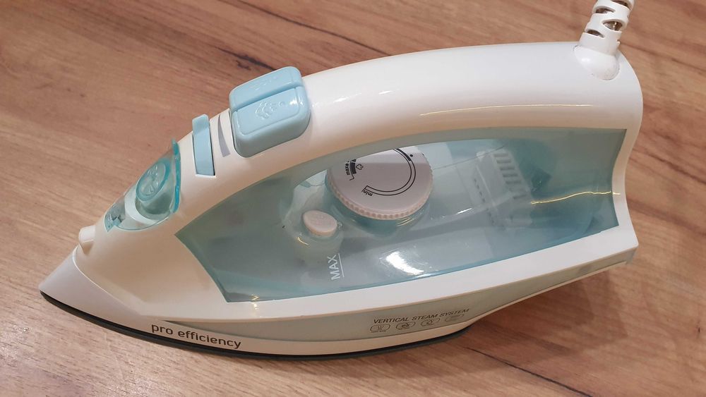 Żelazko ze stopą ceramiczną Dekra