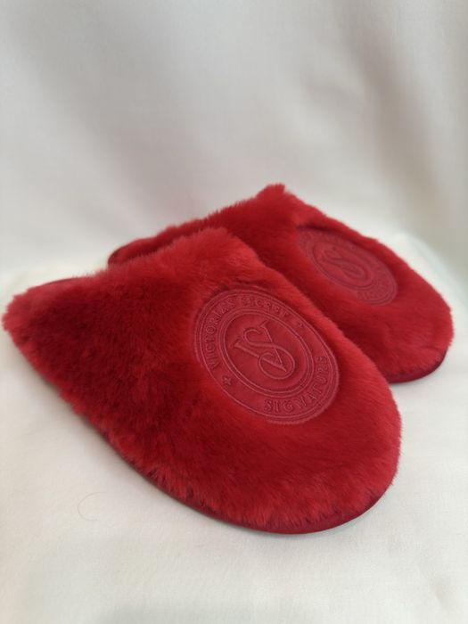 Червоні хутряні капці Victoria's Secret Signature