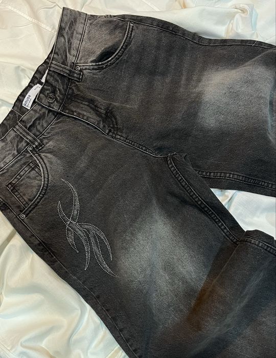 Baggy   jeans.