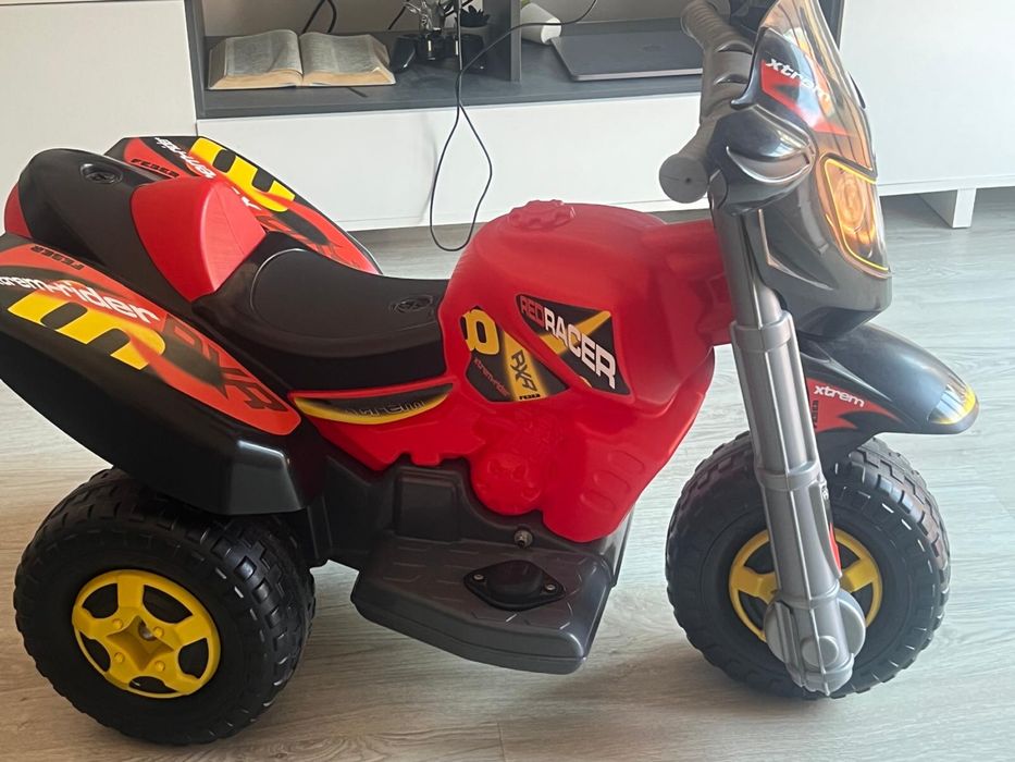 Mota Elétrica Infantil 6V com Carregador – Como Nova, Pouco Uso