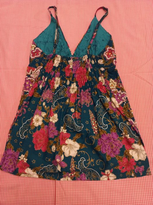 Top floral bordado com vários tipos de pedras